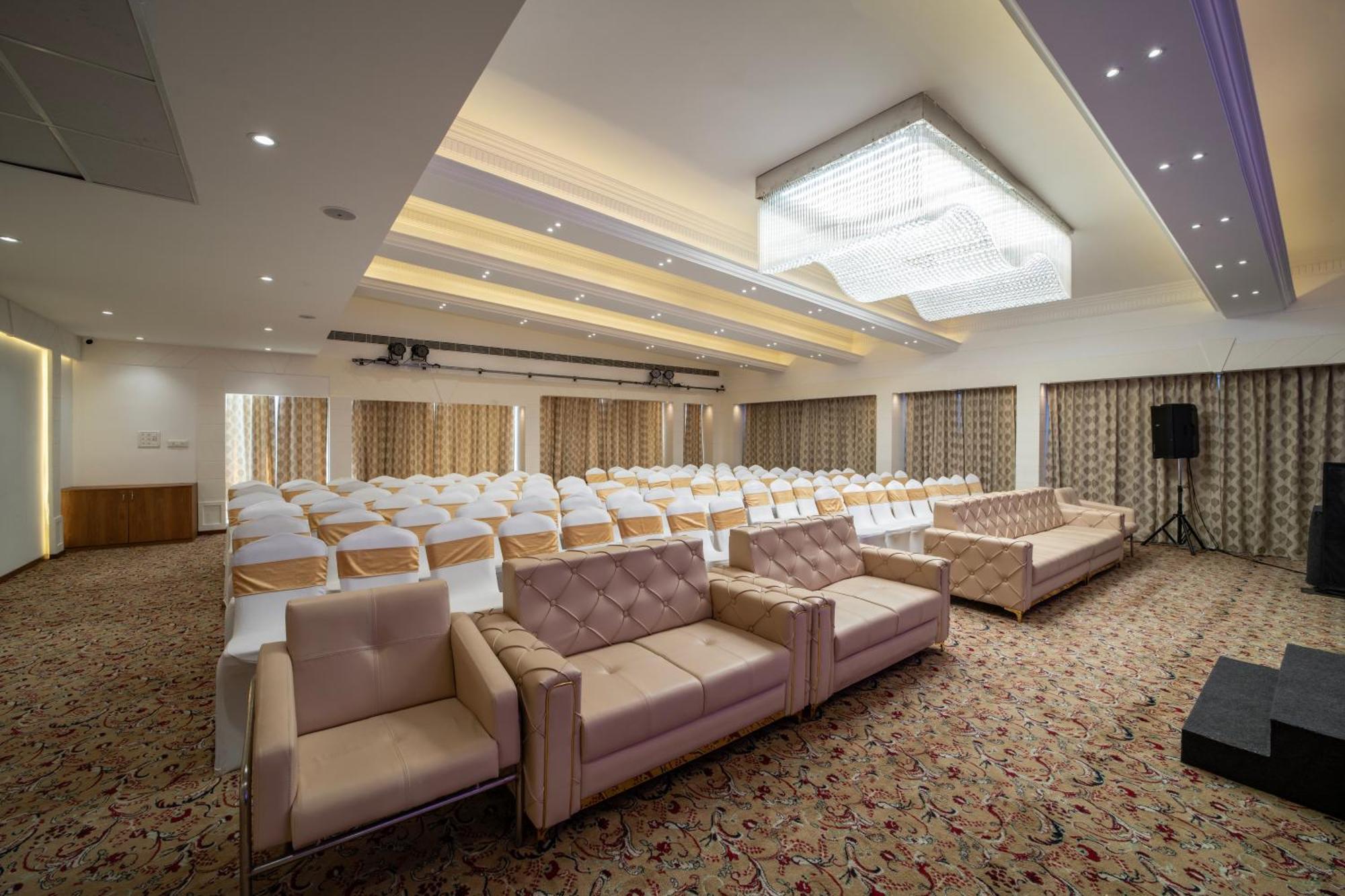 Hyde Park Hotel Бангалор Екстериор снимка